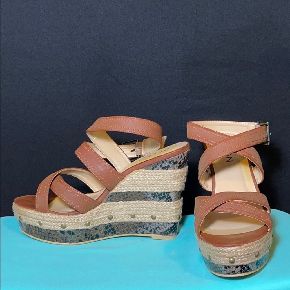 Deréon Wedges - Picture 2 of 6
